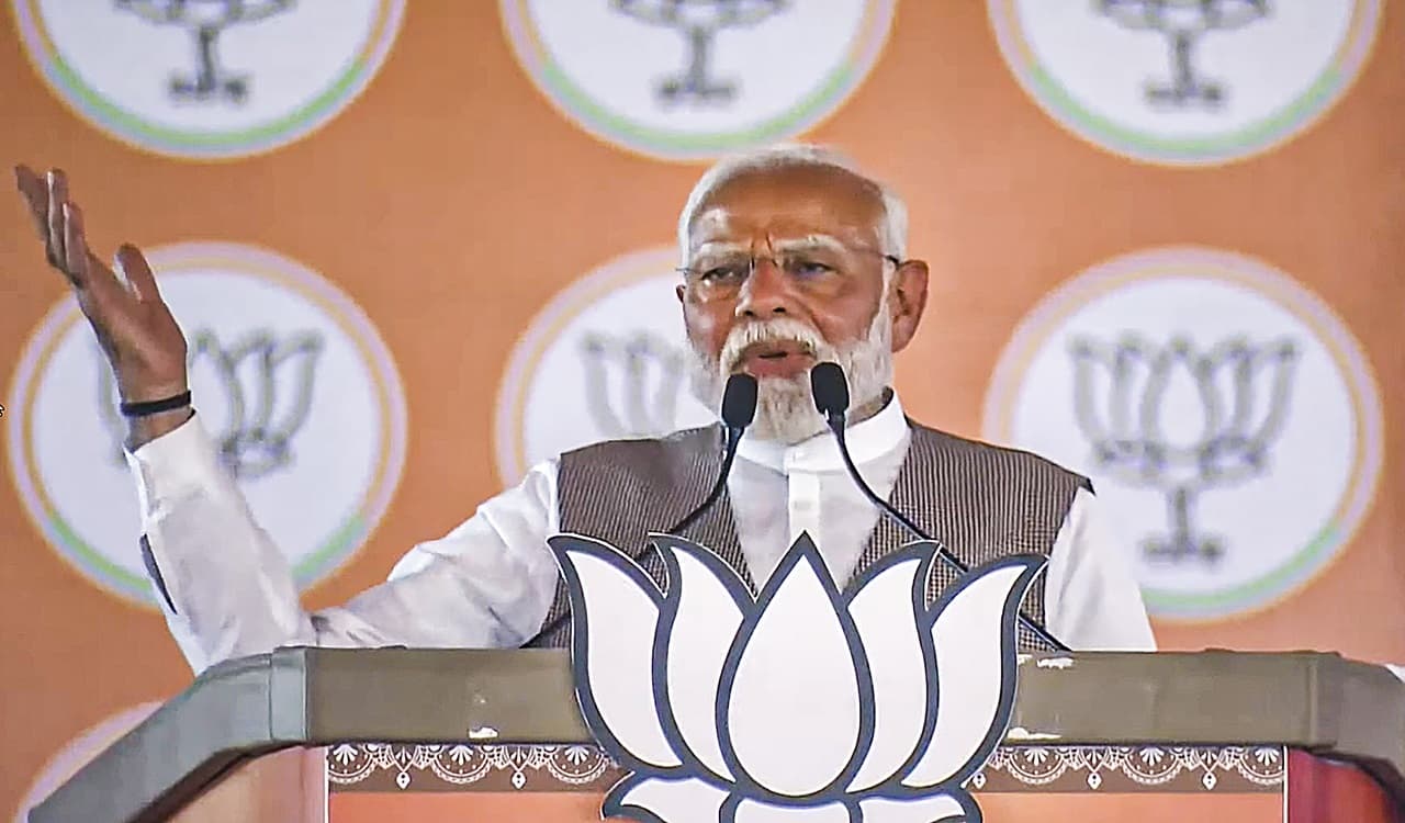 Narendra Modi: दिल्ली में पीएम मोदी की पहली सभा, संबोधन के बाद पाकिस्तानी शरणार्थियों से मिले