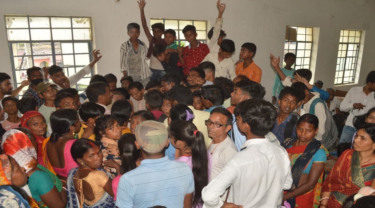 भागलपुर में सहमति पत्र लेने DEO कार्यालय पहुंचे स्टूडेंट्स, रहा अफरा-तफरी का माहौल