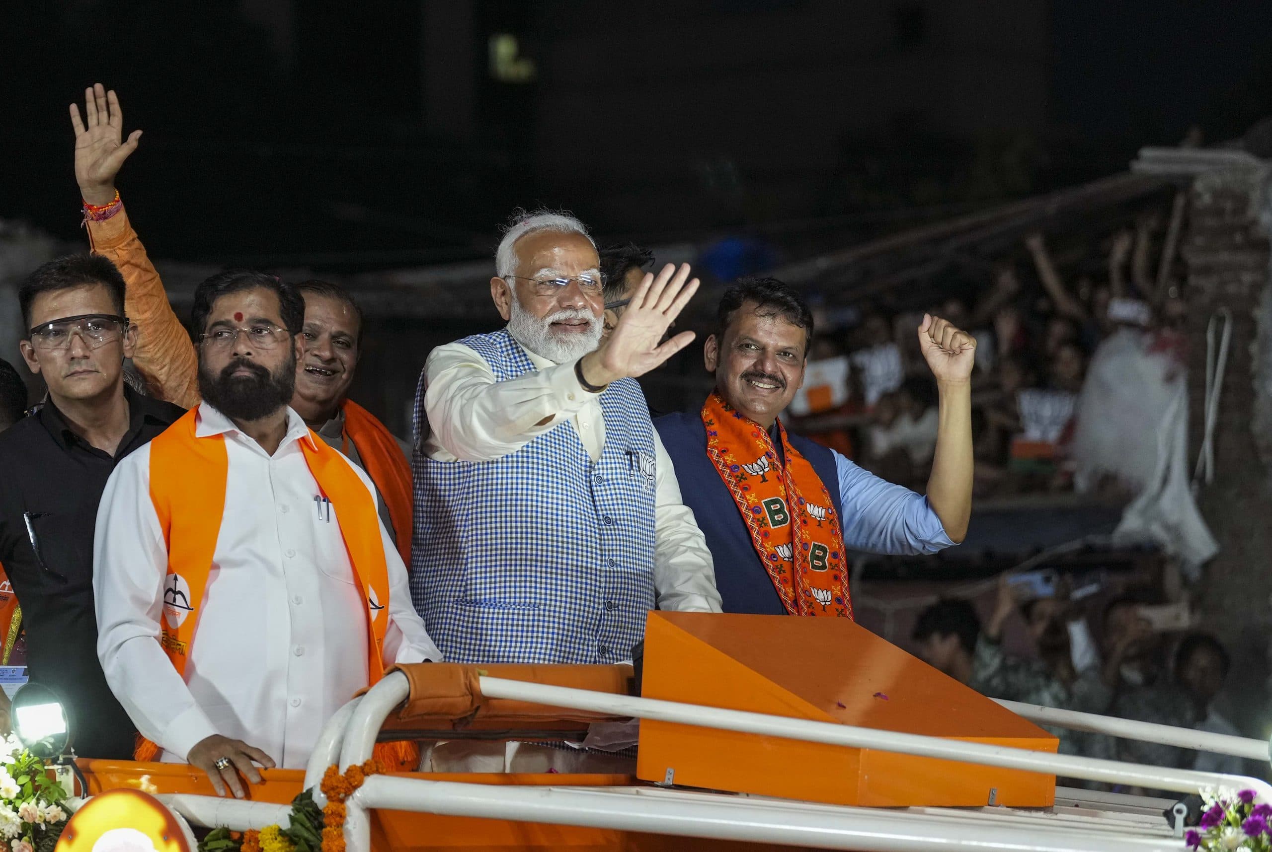 Narendra Modi ने महाराष्ट्र में ताबड़तोड़ रैली के बाद किया रोड शो, सीएम शिंद और फडणवीस थे मौजूद