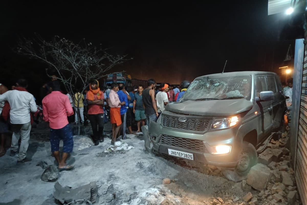 पिपरवार में कार ने बाइक को रौंदा, एक ही परिवार के चार लोगों की हुई मौत