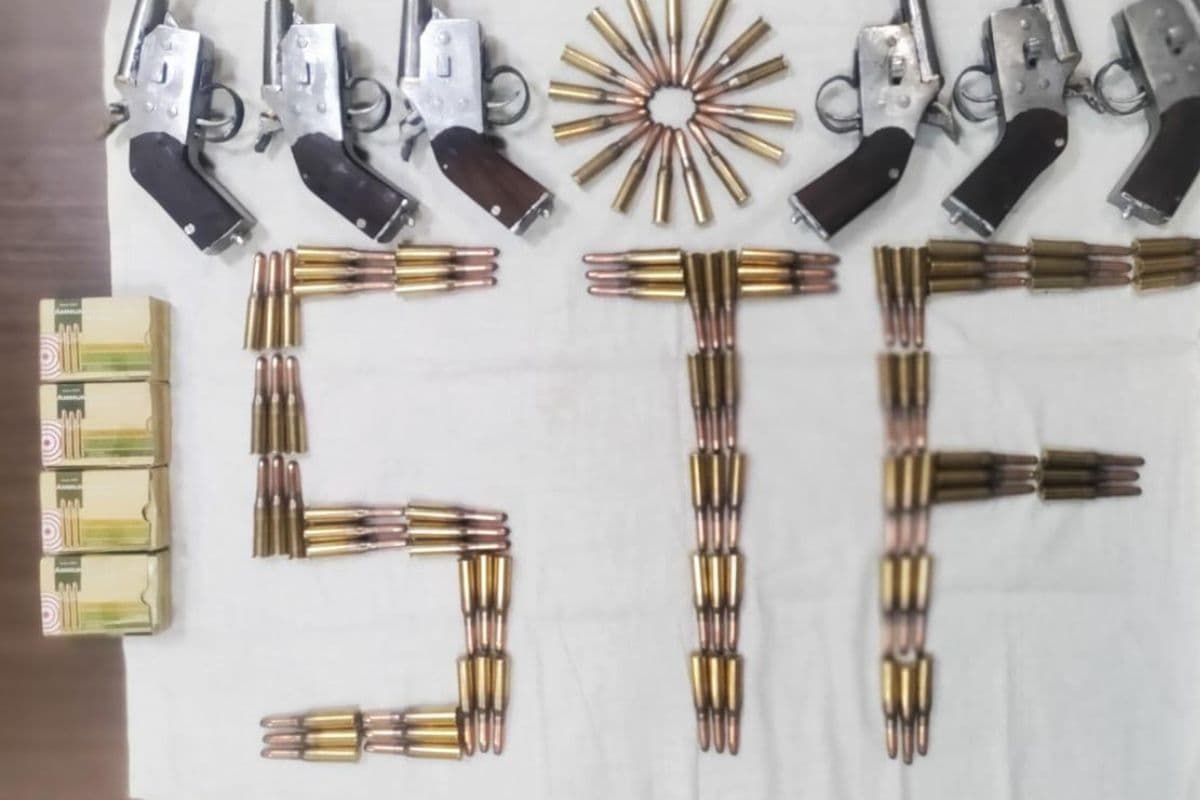 बीएसएफ ने भारत-बांग्लादेश सीमा पर 85 लाख रुपये के 1.2 किलो सोने के साथ एक तस्कर काे किया गिरफ्तार