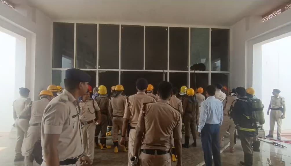 पटना म्यूजियम परिसर में लगी आग से मची अफरा-तफरी, फायर ब्रिगेड की टीम आग पर काबू पाने में जुटी