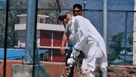 VIRAL VIDEO: 102 साल के व्यक्ति ने नेट्स पर किया बल्लेबाजी का अभ्यास