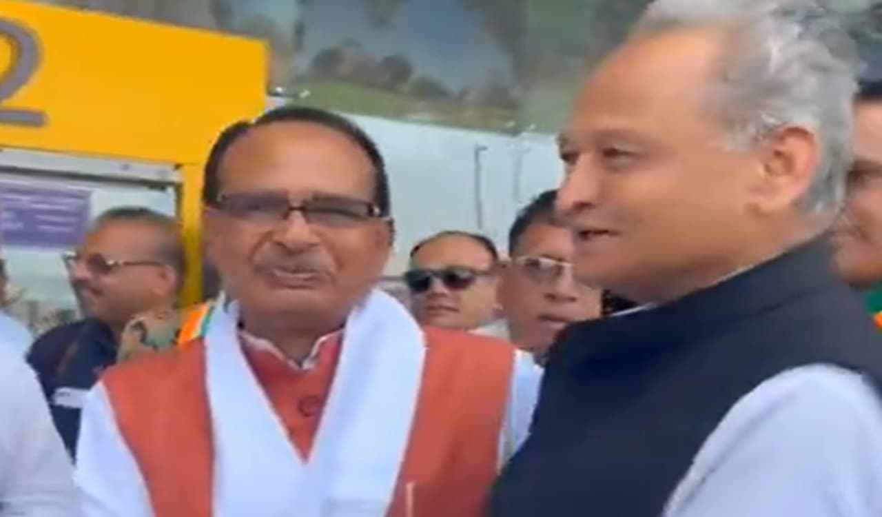 Shivraj Gehlot Video:'फोटो साथ आ गई तो तकलीफ तो नहीं हो जाएगी', जब एयरपोर्ट पर टकराए दो पूर्व मुख्यमंत्री शिवराज और गहलोत