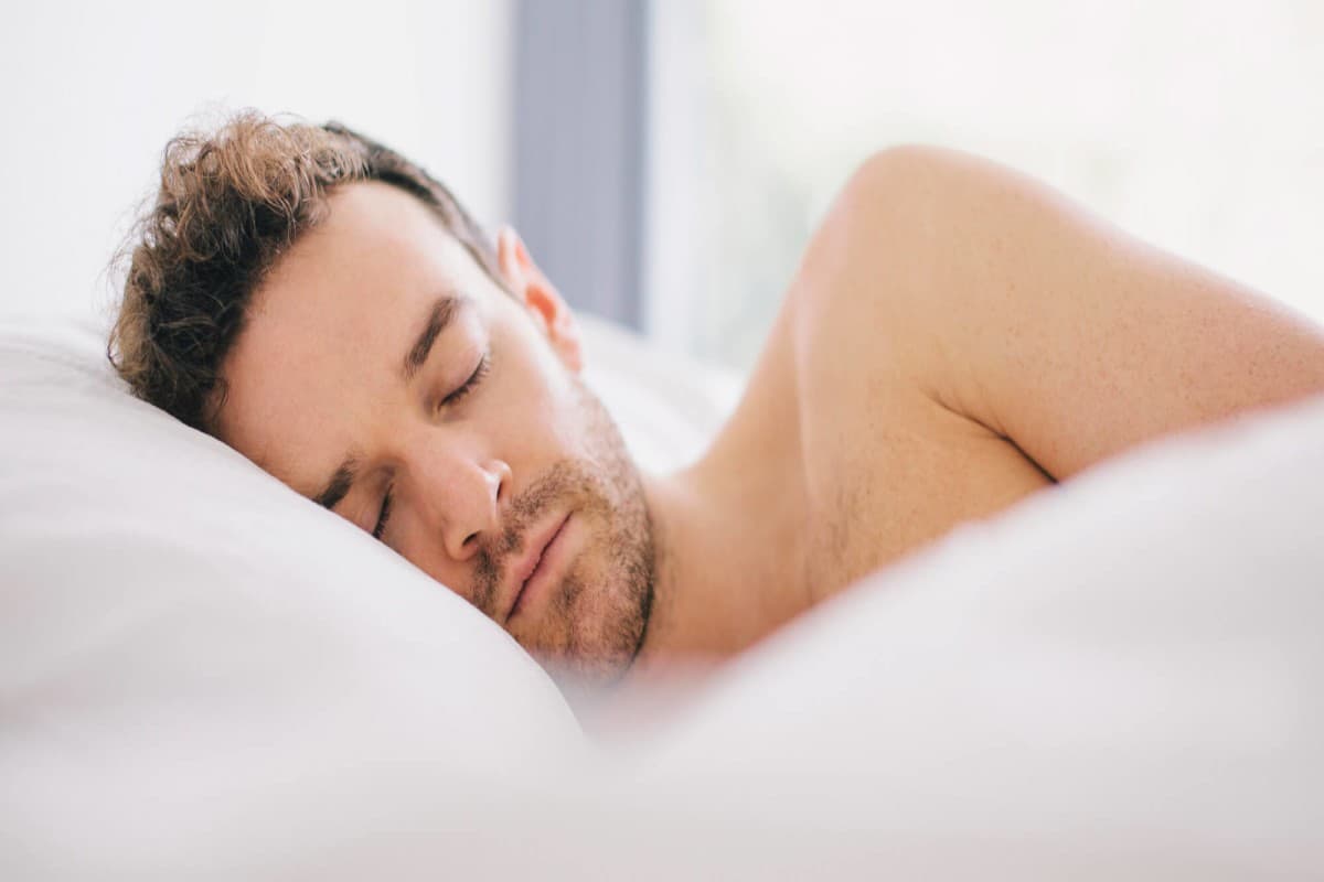 Sleeping without Clothes: बिना कपड़ा सोने के 5 सबसे बड़े फायदे