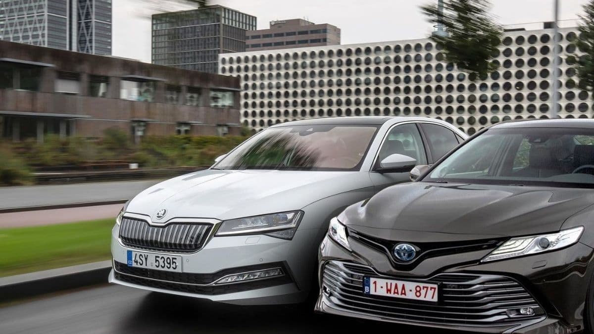 Skoda Superb और Toyota Camry दोनों बड़ी लग्जरी सेडान में कौन है बेस्ट?