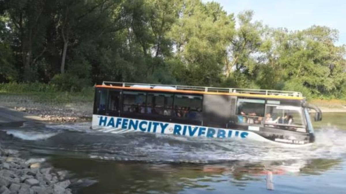 Viral Video: सड़क के साथ नदी पर चलने वाली दुनिया की पहली बस!