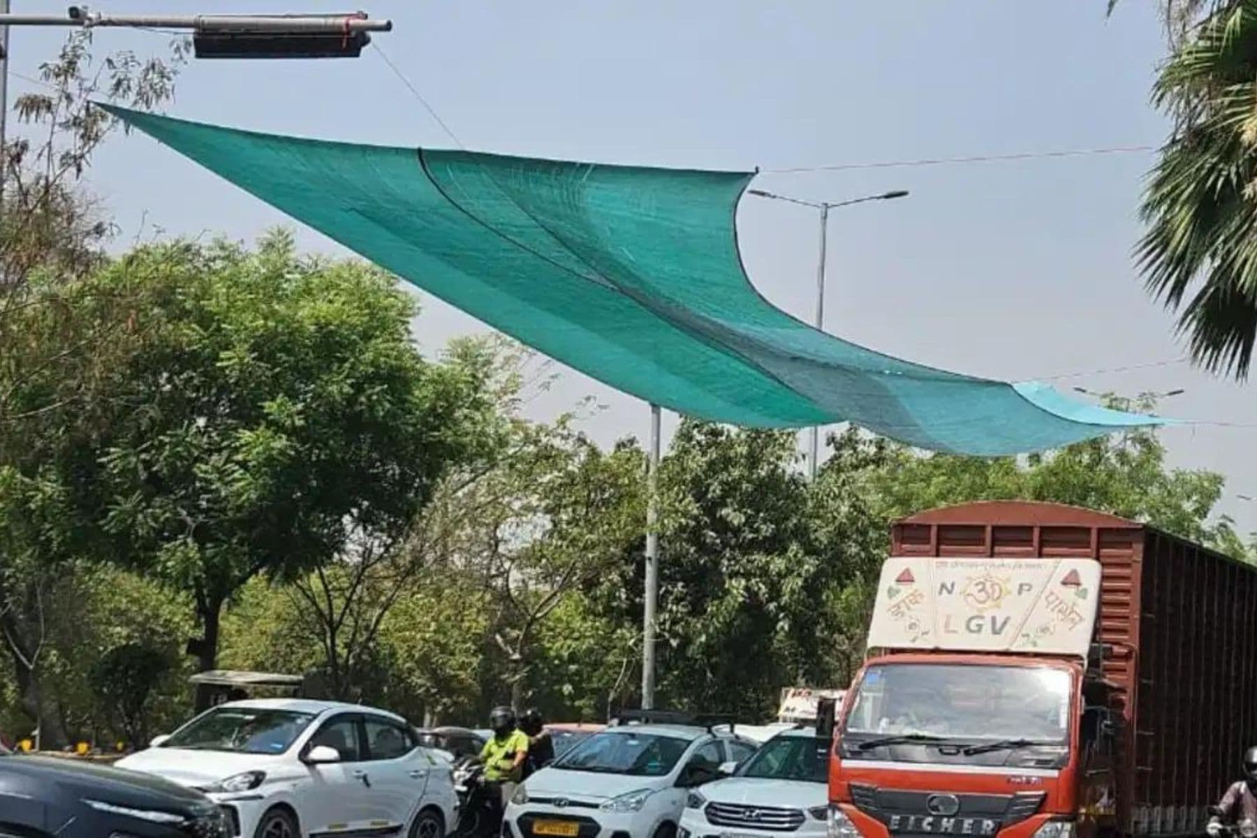 Traffic Police ने गर्मी को किया कूल, शहर के व्यस्ततम चौराहों पर सनशेड नेट लगाए गए