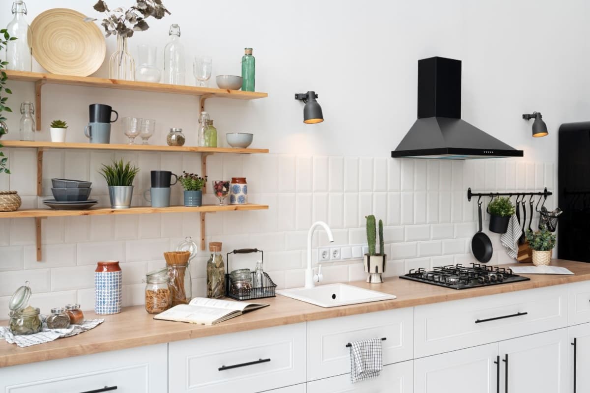 Vastu Tips: अपने रसोई से तुरंत हटा दें ये चीजें, वरना हो जाएंगे कंगाल