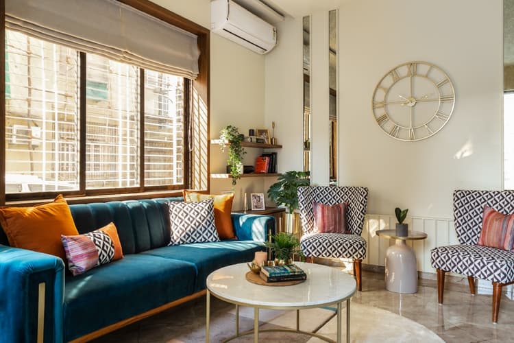 Vastu Tips: घर के लिविंग रूम को बनाते वक्त वास्तु के इन नियमों का रखें ध्यान, खुशहाल रहेगा जीवन