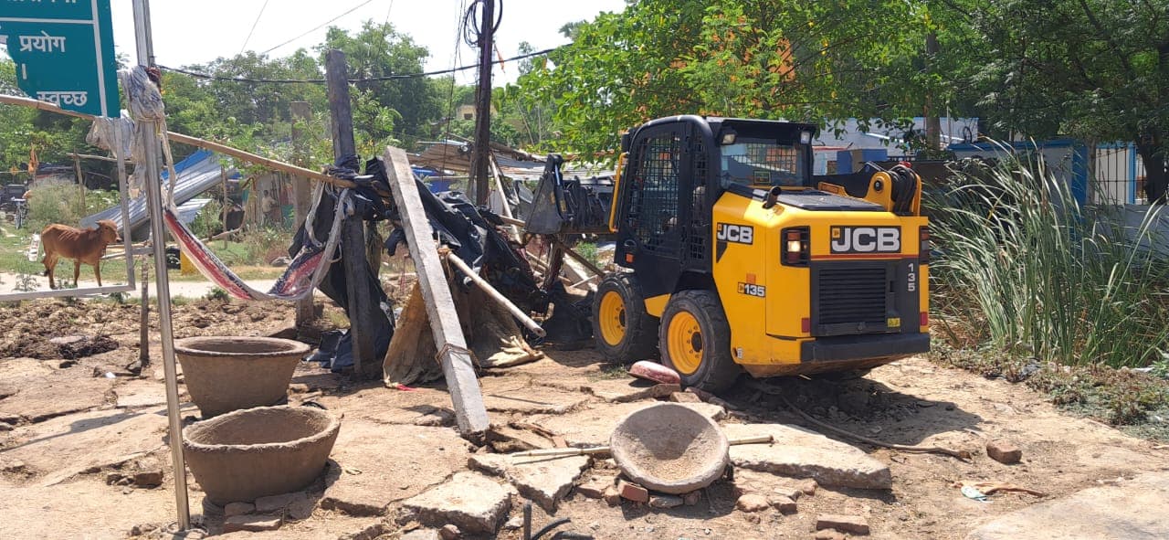 सासाराम में चला बुलडोजर, डीएम आवास के पास से हटाया गया अतिक्रमण, सीओ बोले- चुनाव बाद आगे की कार्रवाई