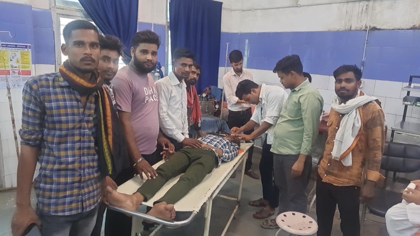 औरंगाबाद में पंचायत के फरमान पर आरोपी को चप्पल मारने बढ़ी महिला तो हुआ बवाल, गोलीबारी व मारपीट में दो जख्मी