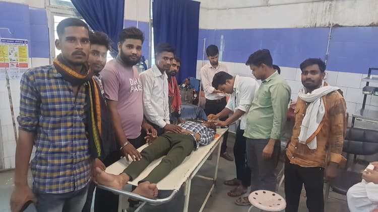 औरंगाबाद में पंचायत के फरमान पर आरोपी को चप्पल मारने बढ़ी महिला तो हुआ बवाल, गोलीबारी व मारपीट में दो जख्मी