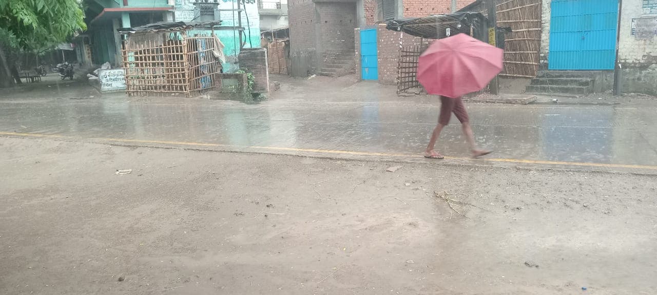 पश्चिम चंपारण में भीषण गर्मी के बीच छाए काले बाल, दिन में छाया अंधेरा, झमाझम बारिश से मौसम हुआ सुहाना