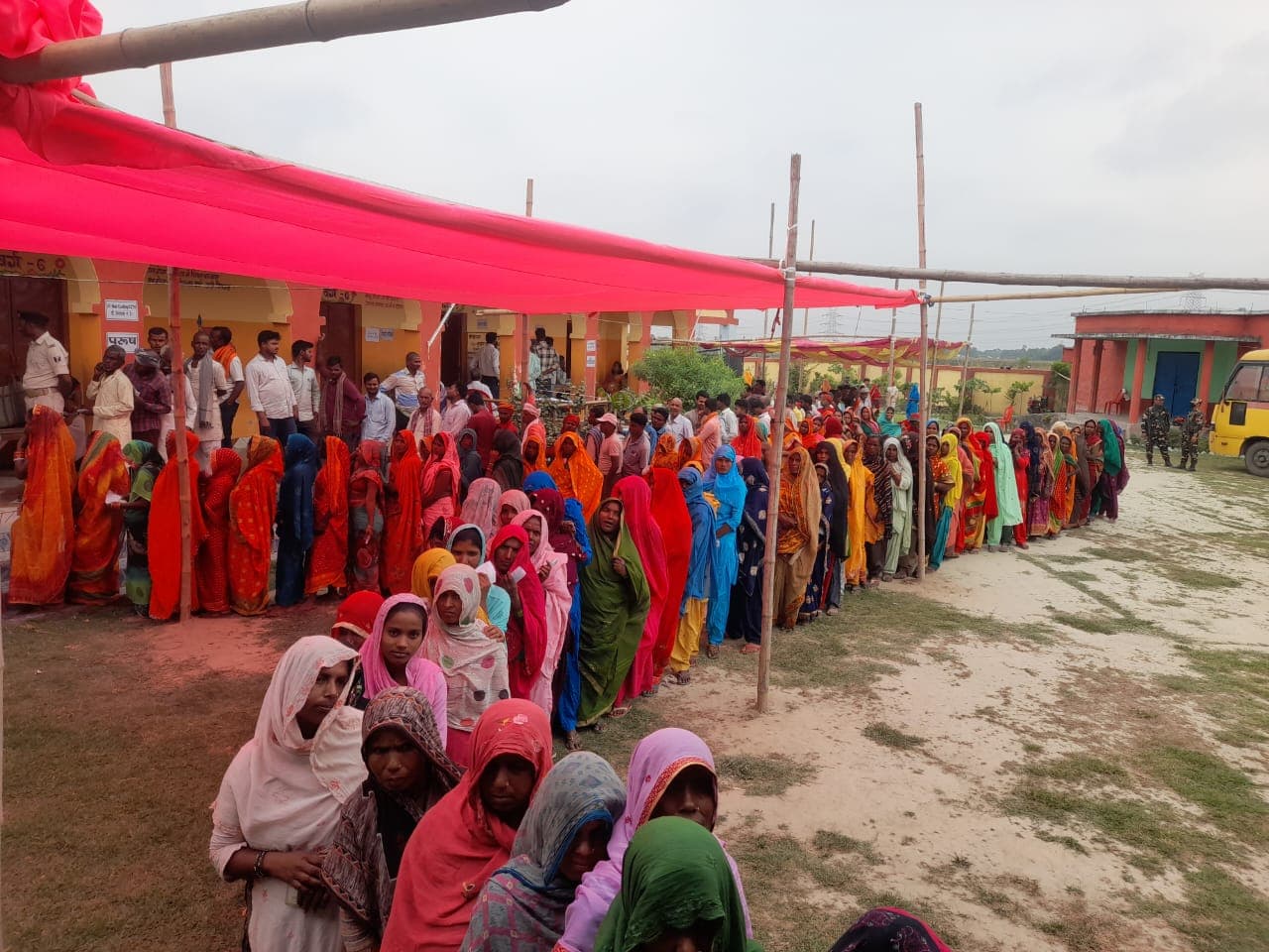 PHOTOS: बिहार में महिला वोटरों का ये हुजूम देखिए, तीसरे चरण में भी ताबड़तोड़ वोट करने बूथों पर पहुंचीं..