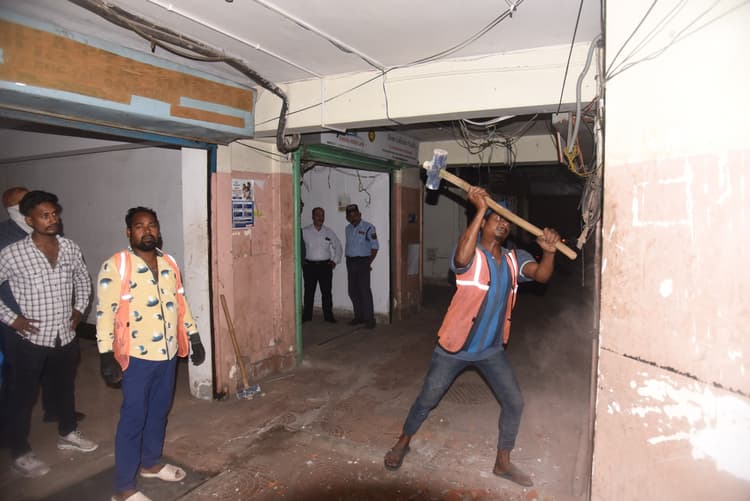 हाईकोर्ट की सख्ती के बाद जमशेदपुर में बेसमेंट की दुकानों को हटाने का काम शुरू