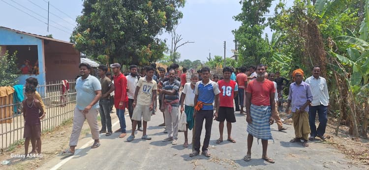 कुर्साकांटा-कुआड़ी पथ पर सड़क दुर्घटना में साइकिल सवार की मौत, ग्रामीणों ने किया सड़क जाम