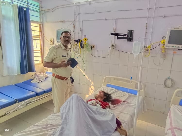 बिहार में सनकी दामाद ने अपनी सास को चलती ट्रेन से बाहर फेंका, जख्मी हालत में अस्पताल में कराया गया भर्ती