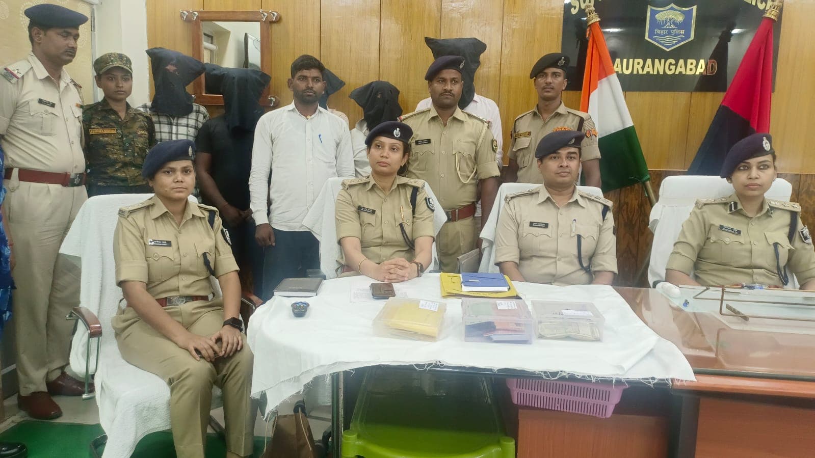 गिरफ्तार अपराधियों के साथ औरंगाबाद पुलिस