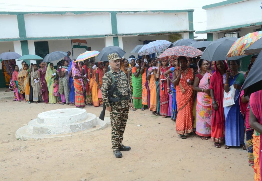 धनबाद लोकसभा सीट के चंदनकियारी विधानसभा क्षेत्र के मतदान केंद्रों पर दिखी अव्यवस्था, वोटर परेशान