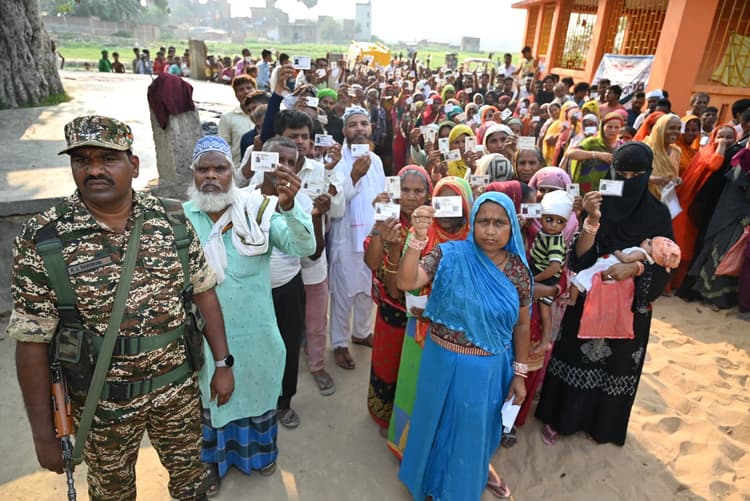 PHOTOS: बिहार में बूथों पर उमड़ा हर तरह के वोटरों का हुजूम, छठे चरण के मतदान की देखिए तस्वीरें..