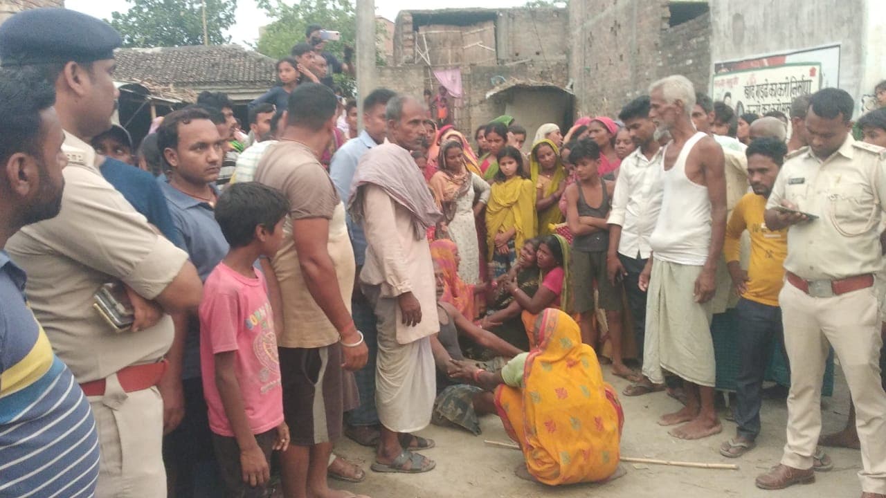 बगहा में तेज रफ्तार कार ने चार को मारी टक्कर, एक की मौत, छात्रा समेत तीन घायल