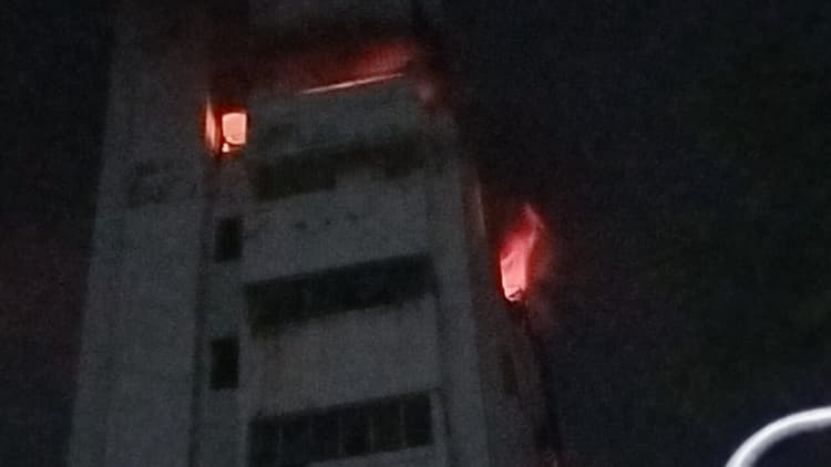 पटना के सूर्या अपार्टमेंट में लगी भीषण आग, मचा हड़कंप, मौके पर पहुंचीं दमकल की 20 गाड़ियां