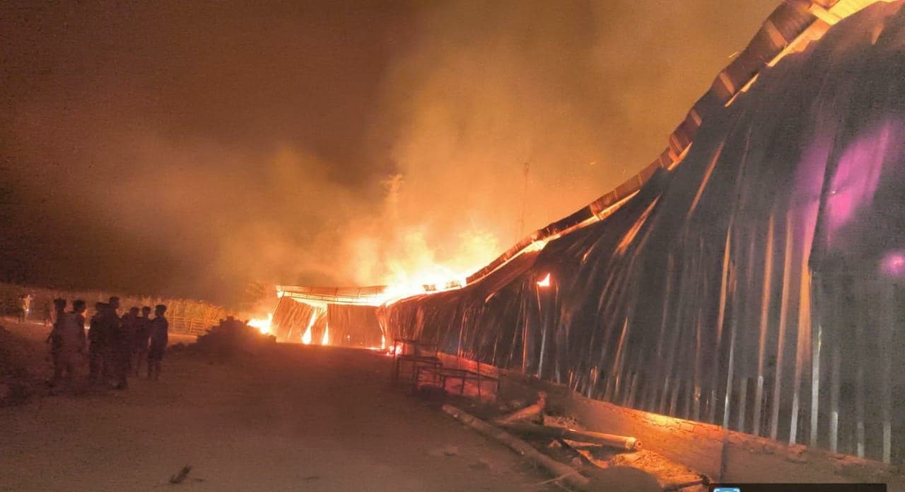 मुजफ्फरपुर में 6 घंटे तक धू-धूकर जलती रही प्लाइवुड फैक्ट्री, एक करोड़ का नुकसान