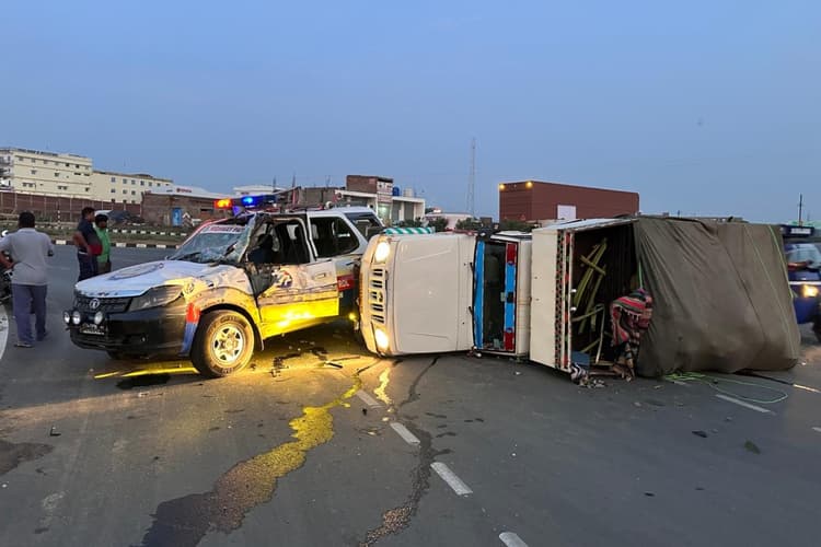 रांची में पिकअप ने पीसीआर को मारी टक्कर, तीन पुलिसकर्मी घायल