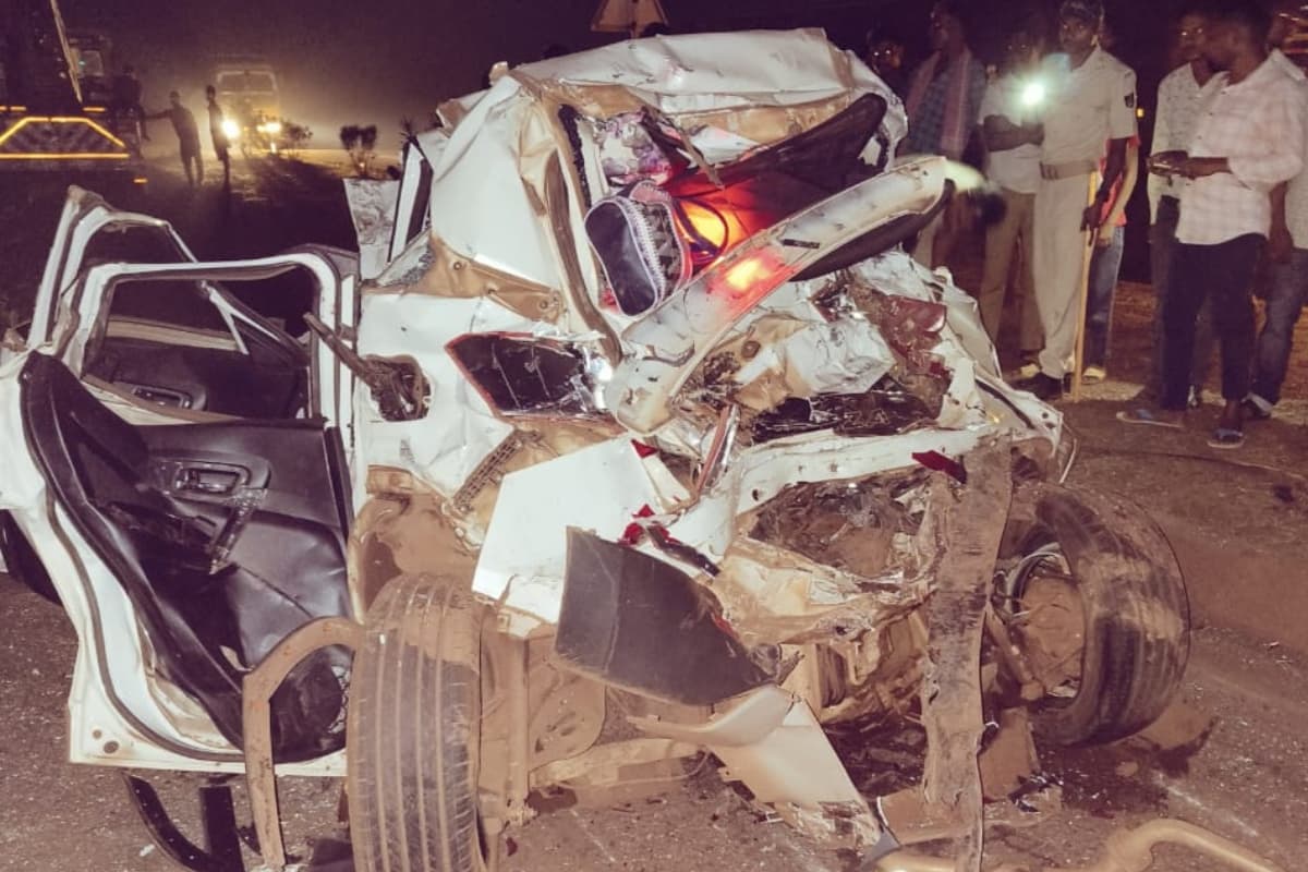 पश्चिमी सिंहभूम : दो ट्रकों के बीच पिस गई कार, चालक सहित छह लोगों की मौत