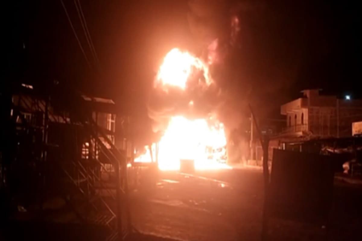 पलामू: कोयला लदे टेलर से बाइक सवार हुआ जख्मी तो आक्रोशित लोगों ने वाहन को लगायी आग, चालक को जमकर पीटा