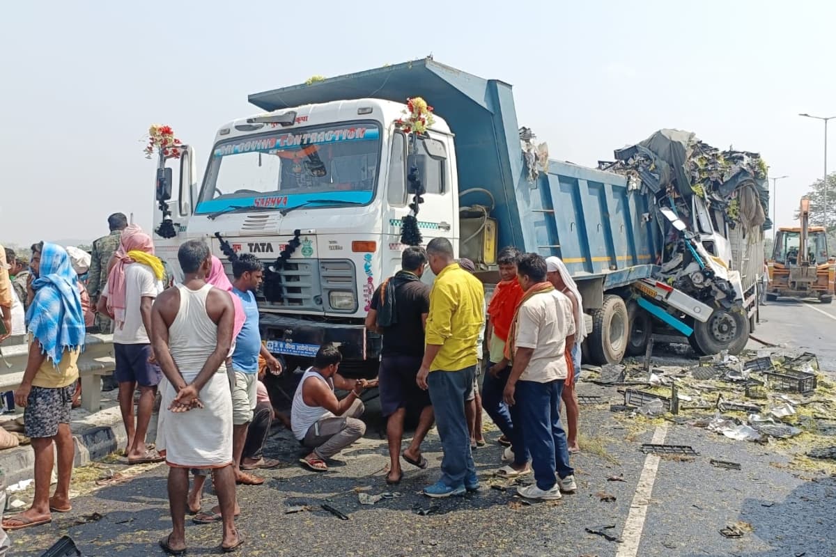 पलामू में सड़क हादसा, ड्राइवर-खलासी दोनों की मौत, एक अन्य घायल