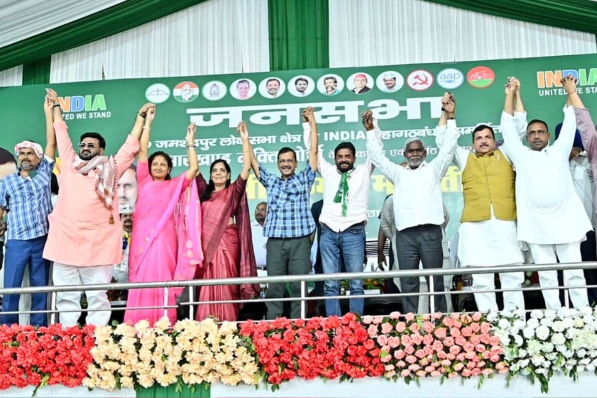 मंच पर उपस्थित अरविंद केजरीवाल समेत अन्य