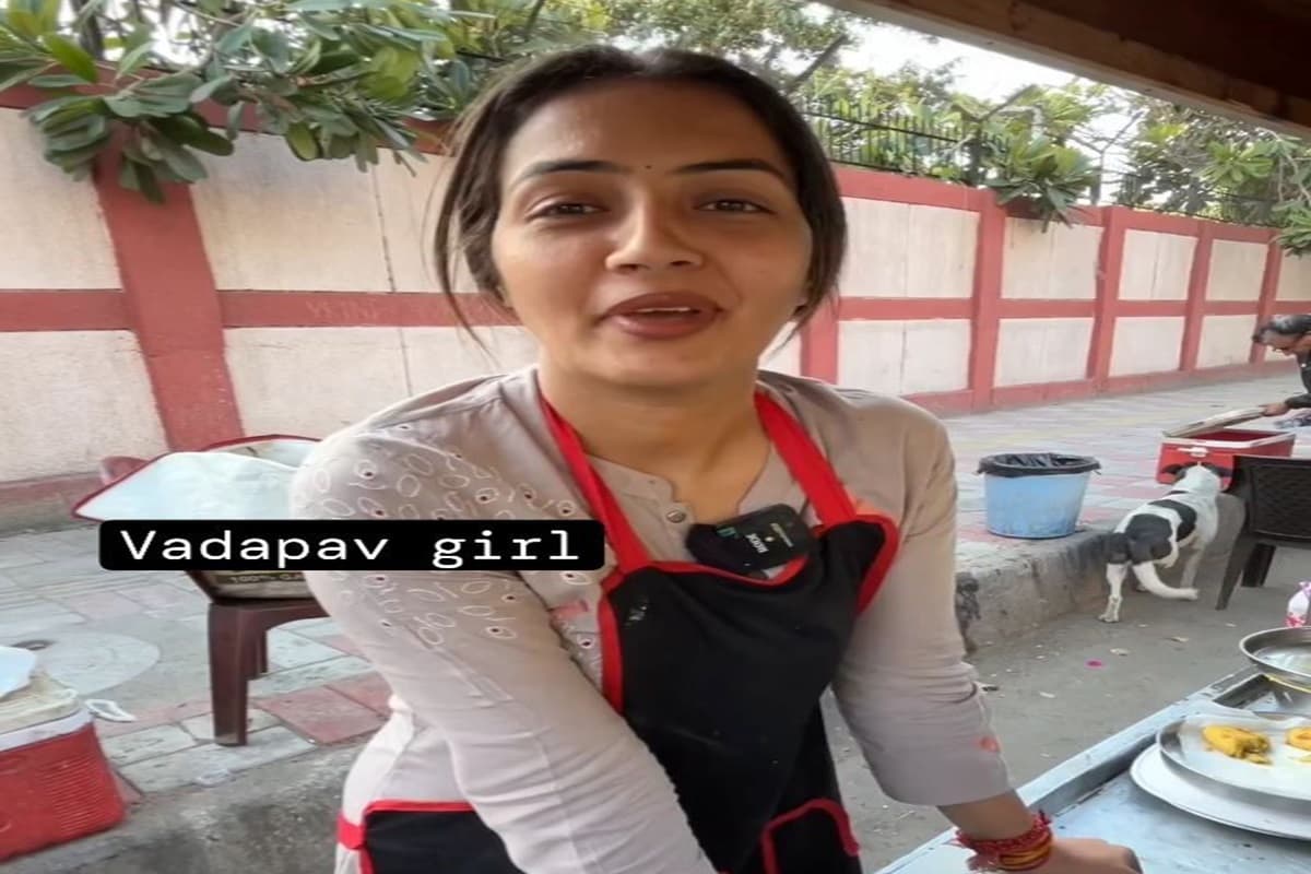 Vada Pav Girl : कौन है बड़ा पाव गर्ल चंद्रिका दीक्षित, जिसके वायरल वीडियो पर दिल्ली पुलिस को देनी पड़ी सफाई