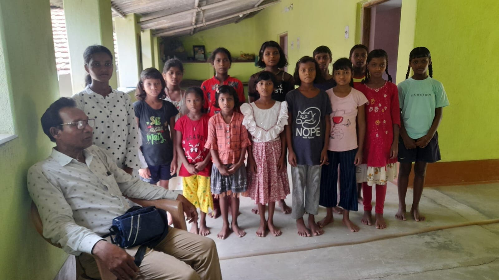 बेटी पढ़ाओ-बेटी बचाओ से प्रेरित होकर बीर प्रताप मुर्मू ने 15 बेटियों को गोद ले उन्हें शिक्षित करने का उठाया बीड़ा