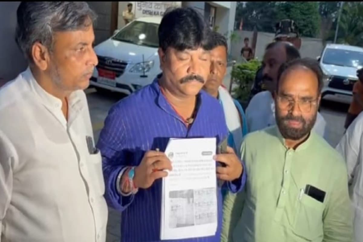 'BJP के लोग बूथ पर बांट रहे थे PM मोदी की फोटो वाला पर्चा', JMM व कांग्रेस ने निर्वाचन आयोग से की शिकायत