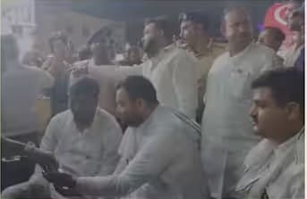 Bihar News: मुकेश सहनी के साथ गोलगप्पे खाने बुद्धमार्ग पहुंच गये तेजस्वी यादव, लोगों को भी खिलाया