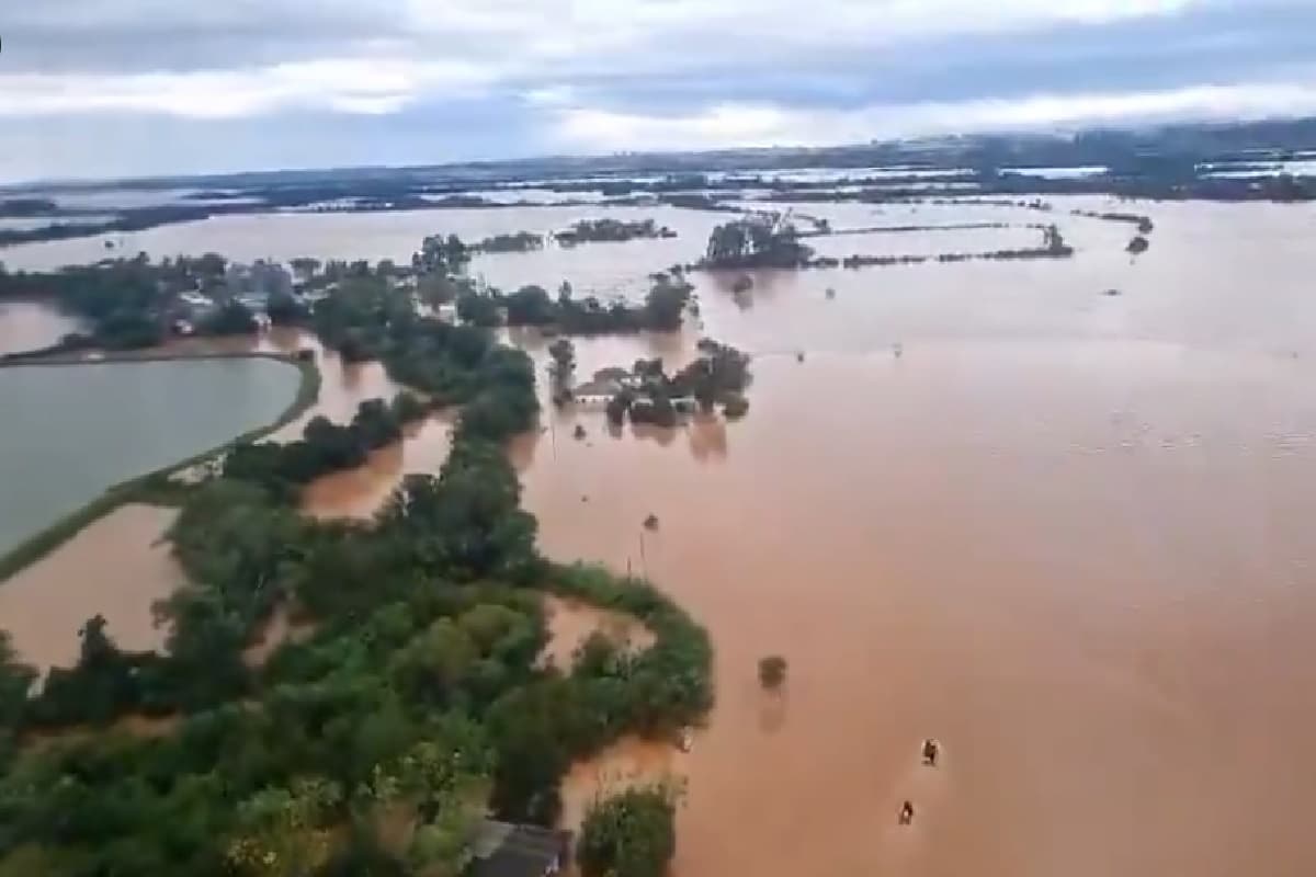 Brazil Floods : 150 साल में सबसे भयंकर बाढ़, 70 हजार लोग प्रभावित, 10 लाख लोग पानी के लिए तरस रहे