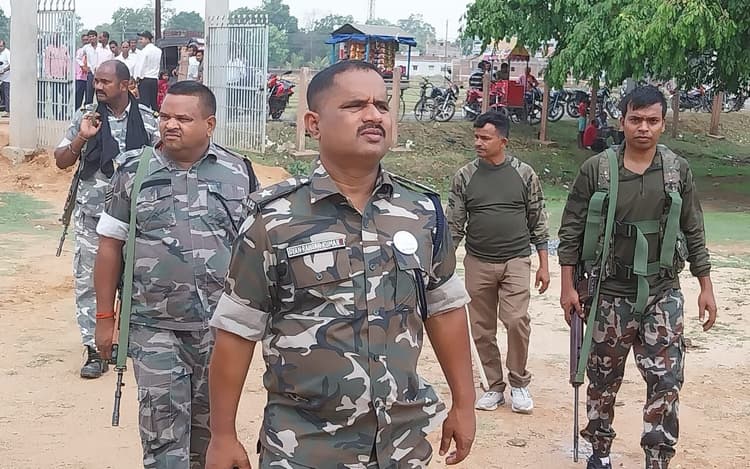 झारखंड : लाल आतंक के गढ़ में हुई बंपर वोटिंग, हर बूथ पर सुरक्षा के पुख्ता इंतजाम