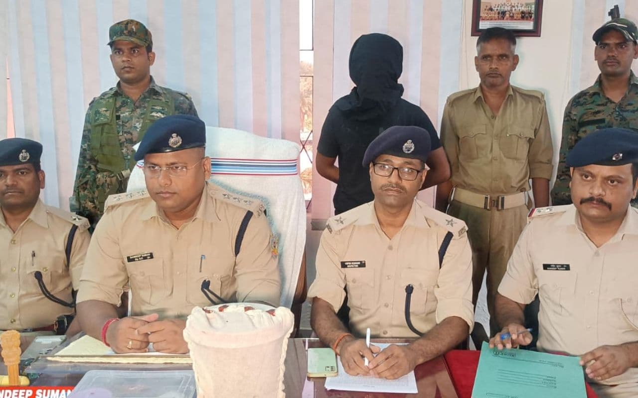 चतरा का कुख्यात अपराधी लालू साव गिरफ्तार, देशी पिस्टल, 5 राउंड कारतूस व 2.700 किलो अफीम जब्त