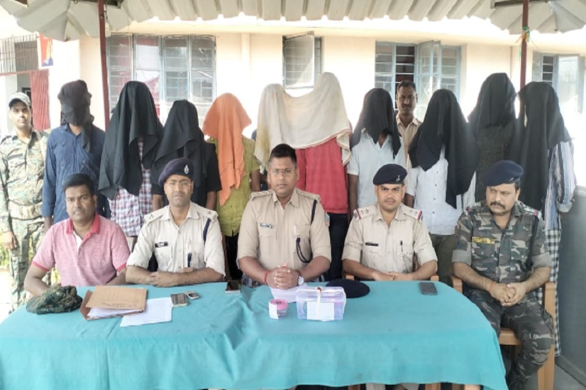 चतरा पुलिस की बड़ी कार्रवाई, 1 लाख के ब्राउन शुगर व दो जिंदा कारतूस के साथ 10 लोग गिरफ्तार