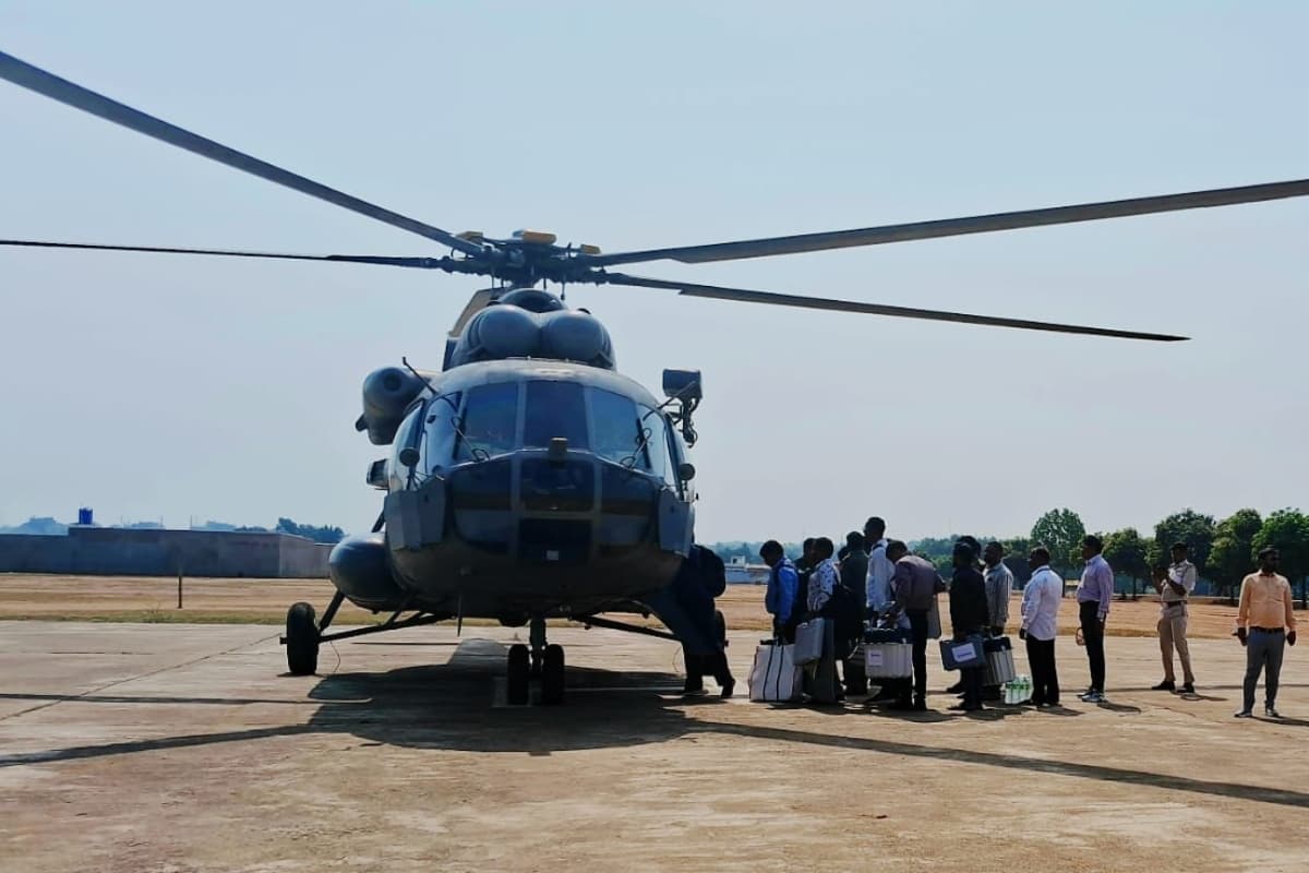 Lok Sabha Election 2024: उग्रवादियों के गढ़ में हेलीकॉप्टर से मतदान कराने पहुंचे मतदान कर्मी, कहा-नहीं है कोई डर व भय