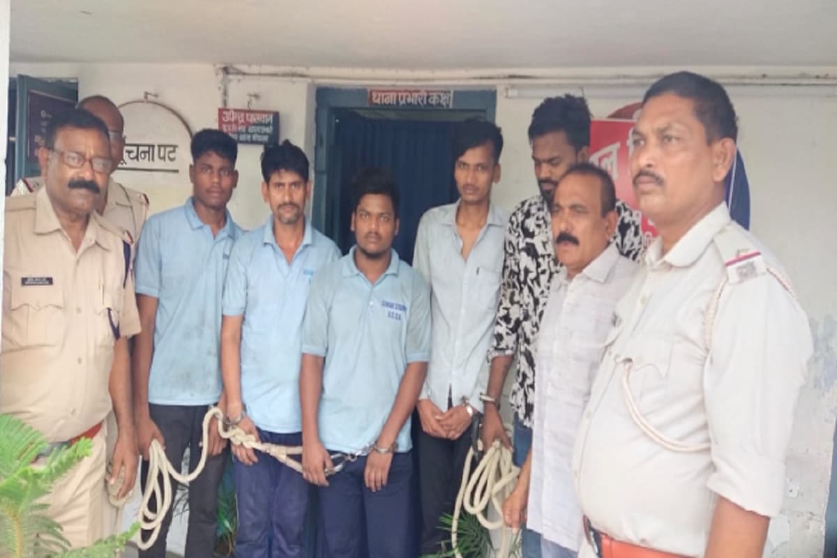 कोडरमा रेलवे स्टेशन पर कोच अटेंडेंट की गुंडागर्दी, दो यात्रियों से जमकर मारपीट, 5 आरोपी गिरफ्तार