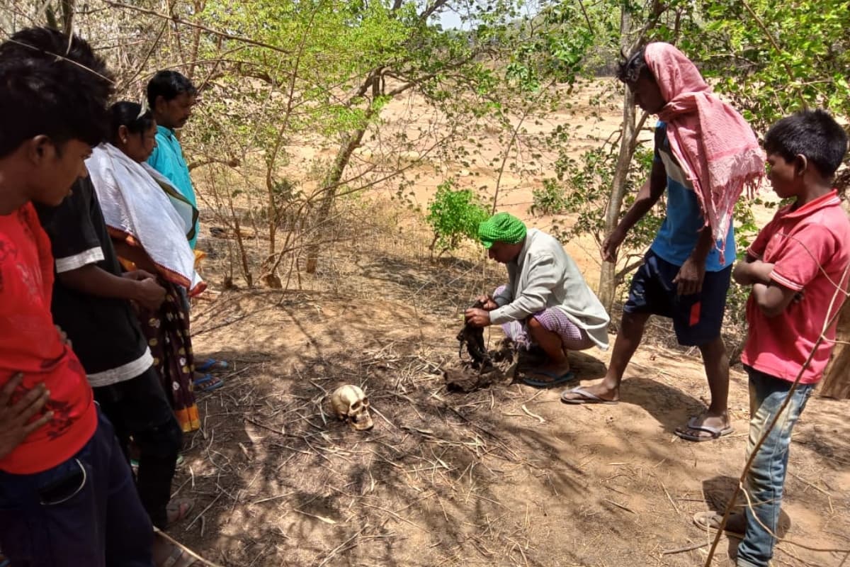 दुमका में मानव खोपड़ी को फुटबॉल बना खेल रहे थे बच्चे, आधार कार्ड मिलने से हो सकी पहचान