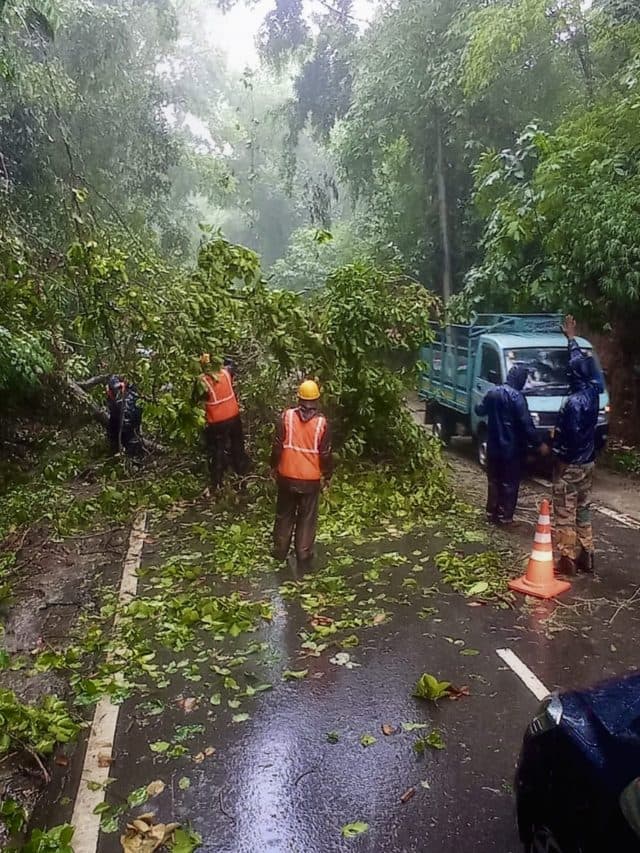 Cyclone Remal: बंगाल में चक्रवाती तूफान ‘रेमल’ ने मचाई तबाही, उड़ गयी छत, गिरे पेड़, तस्वीरों में देखें बर्बादी का मंजर