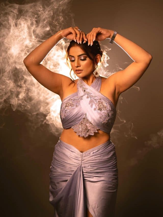 थाई स्लिट गाउन और मदहोश कर देने वाली नजरें…. अक्षरा सिंह की इन अदाओं को देख हो जाएंगे लट्टू