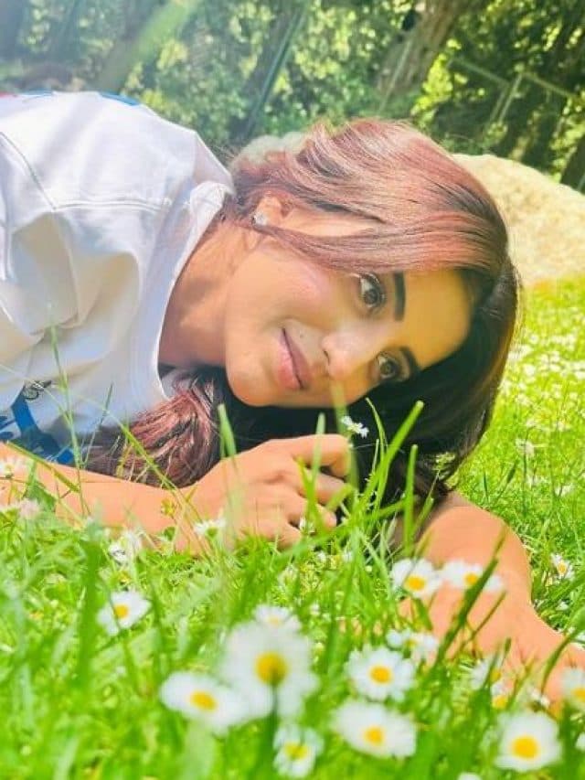 अक्षरा सिंह की ये अदाएं धड़का देगी आपका दिल, कश्मीर की वादियों में यूं कर रही हैं एंजॉय