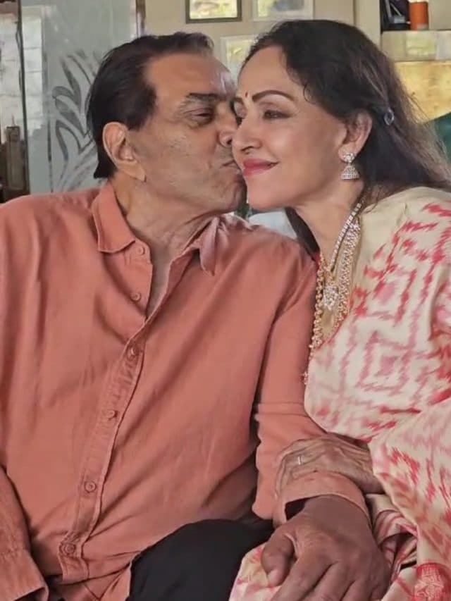 शादी को हुए 44 साल, धर्मेंद्र ने हेमा को किया KISS, बेटी ईशा देओल आई नजर, तेजी से वायरल हो रही तसवीरें