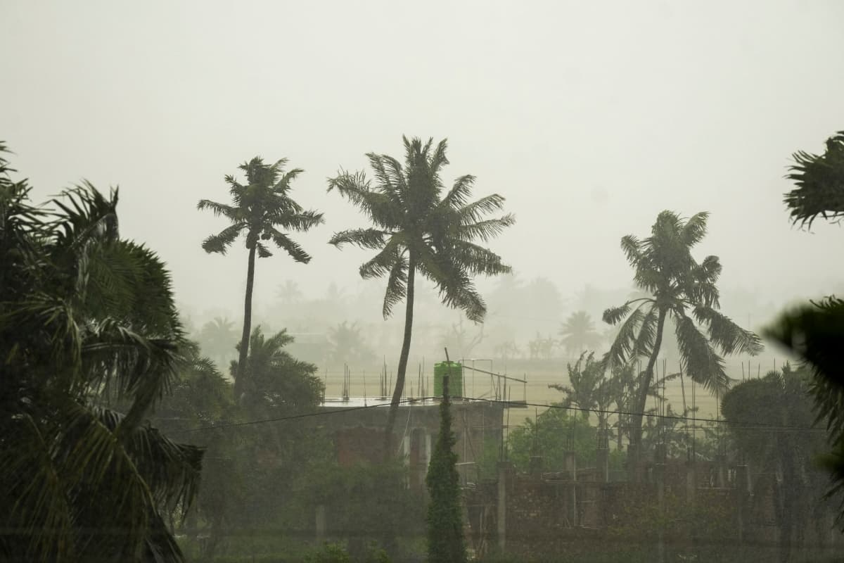 Cyclone Remal: बंगाल में रेमल तूफान का दिखने लगा असर, बारिश के साथ चल रहीं तेज हवाएं, अलर्ट जारी