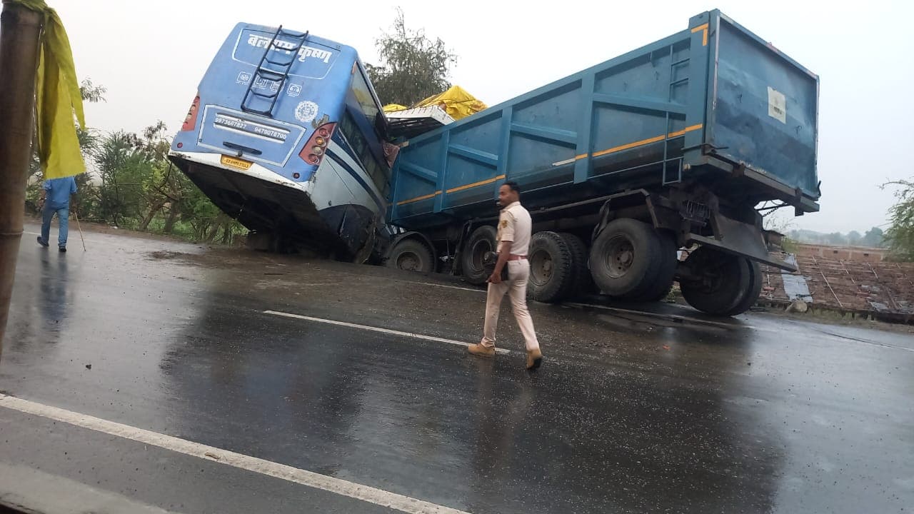 बिहार के भागलपुर में हाइवा से टक्कर के बाद सड़क किनारे गड्ढे में पलटी यात्री बस, ड्राइवर-खलासी की स्थिति गंभीर